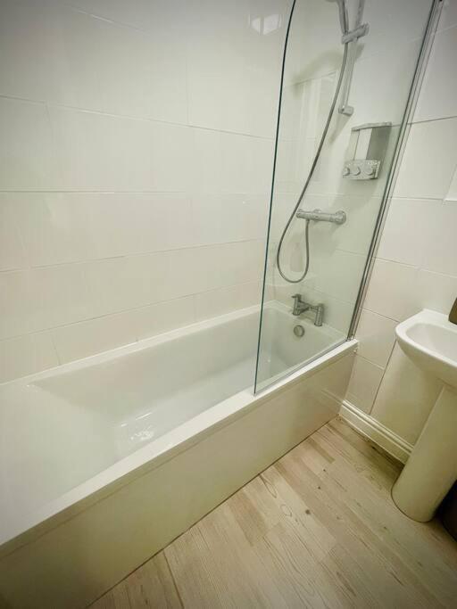 Newly Refurbished, Central Apartment With Permit Parking Bath Ngoại thất bức ảnh