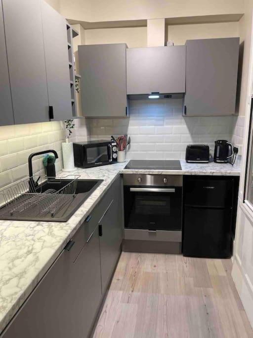 Newly Refurbished, Central Apartment With Permit Parking Bath Ngoại thất bức ảnh