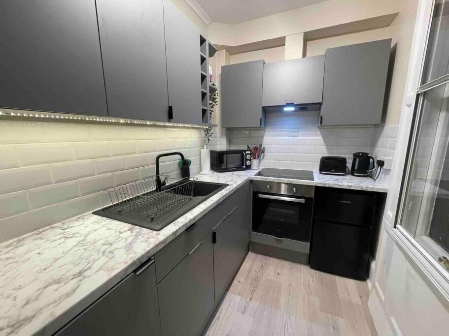 Newly Refurbished, Central Apartment With Permit Parking Bath Ngoại thất bức ảnh