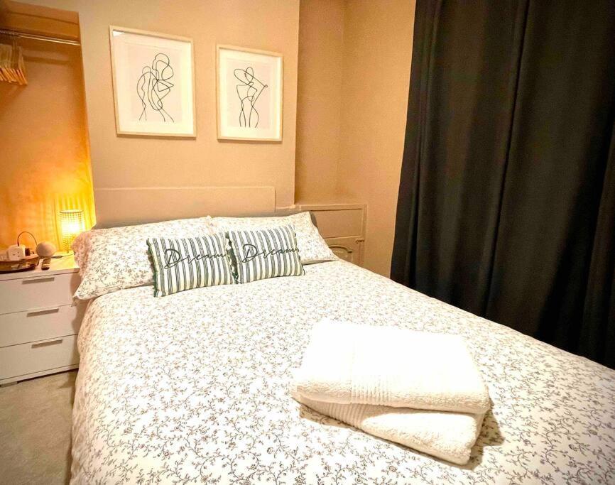 Newly Refurbished, Central Apartment With Permit Parking Bath Ngoại thất bức ảnh